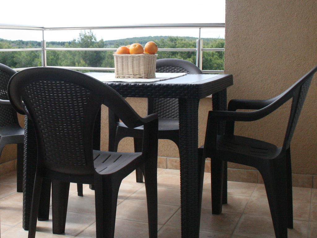 Apartments Kristina Milna  Bilik gambar